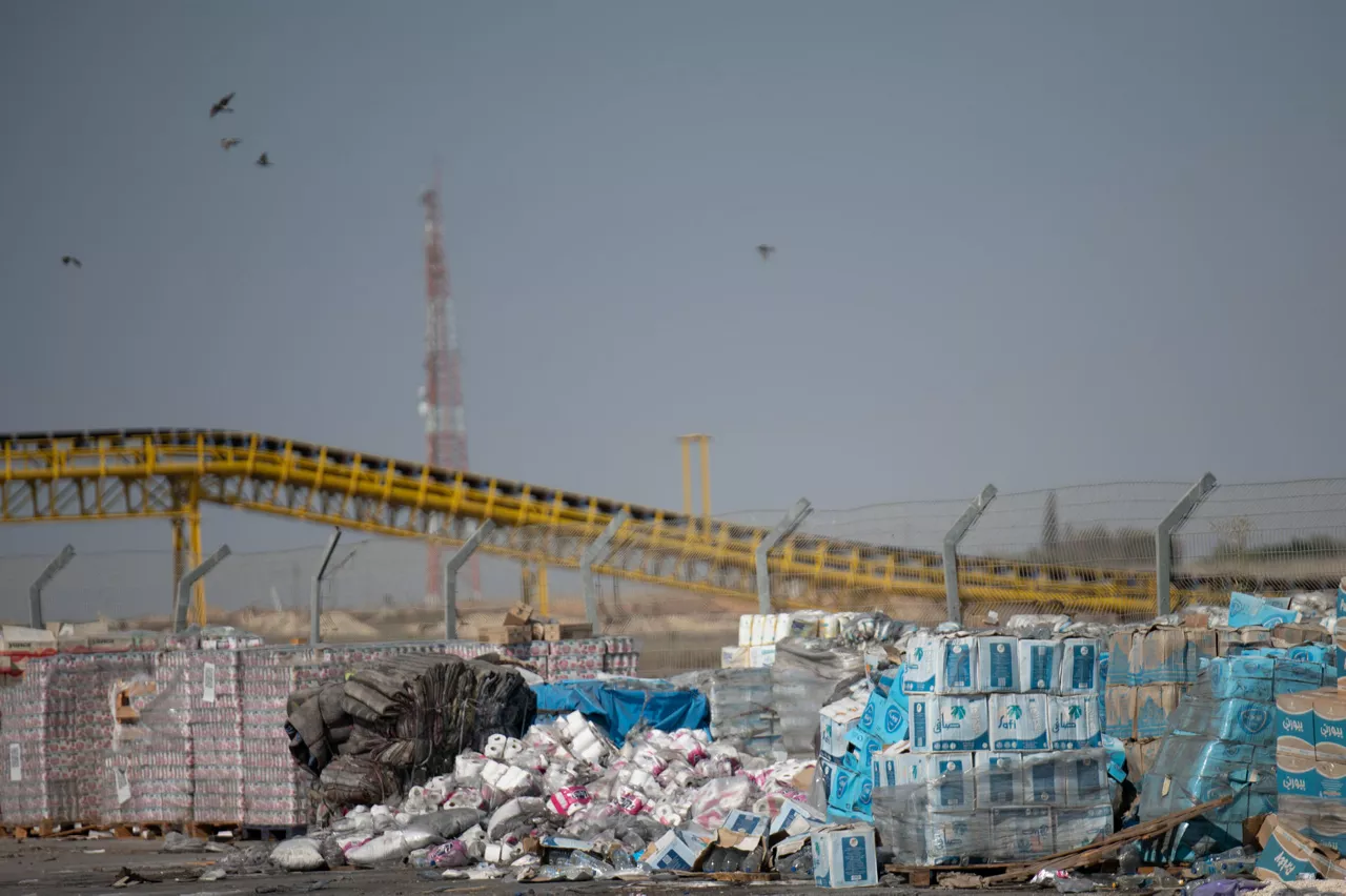 L'aide humanitaire est gaspillée sous le soleil.
