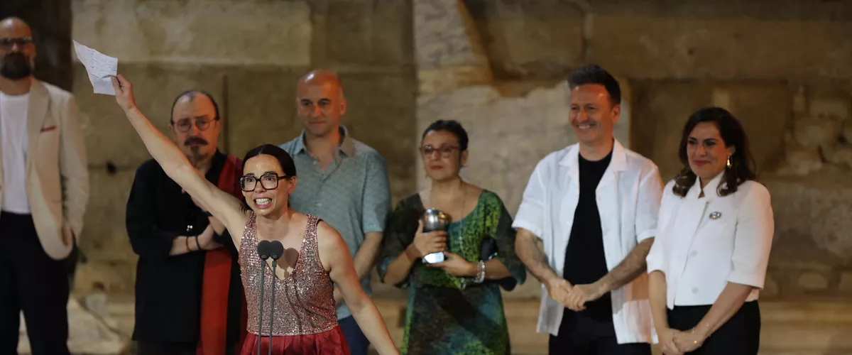 MÉRIDA, 01/06/2026.- El equipo de 'La Maestra' recibe el premio al Mejor Espectáculo para Público Infantil, Juvenil o Familiar durante la gala de los XIX Premios Max en Mérida, este lunes. El teatro clásico, la danza y las voces corales protagonizan la gala de entrega de los XIX Premios Max a las artes escénicas, unos galardones que impulsa la Sociedad General de Autores y Editores (SGAE) y que se entregan en el teatro romano de Mérida. EFE/ Jero Morales
