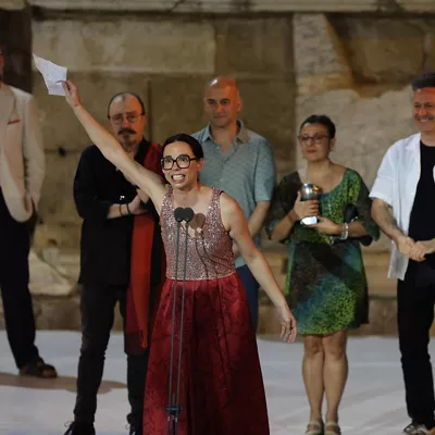 MÉRIDA, 01/06/2026.- El equipo de 'La Maestra' recibe el premio al Mejor Espectáculo para Público Infantil, Juvenil o Familiar durante la gala de los XIX Premios Max en Mérida, este lunes. El teatro clásico, la danza y las voces corales protagonizan la gala de entrega de los XIX Premios Max a las artes escénicas, unos galardones que impulsa la Sociedad General de Autores y Editores (SGAE) y que se entregan en el teatro romano de Mérida. EFE/ Jero Morales
