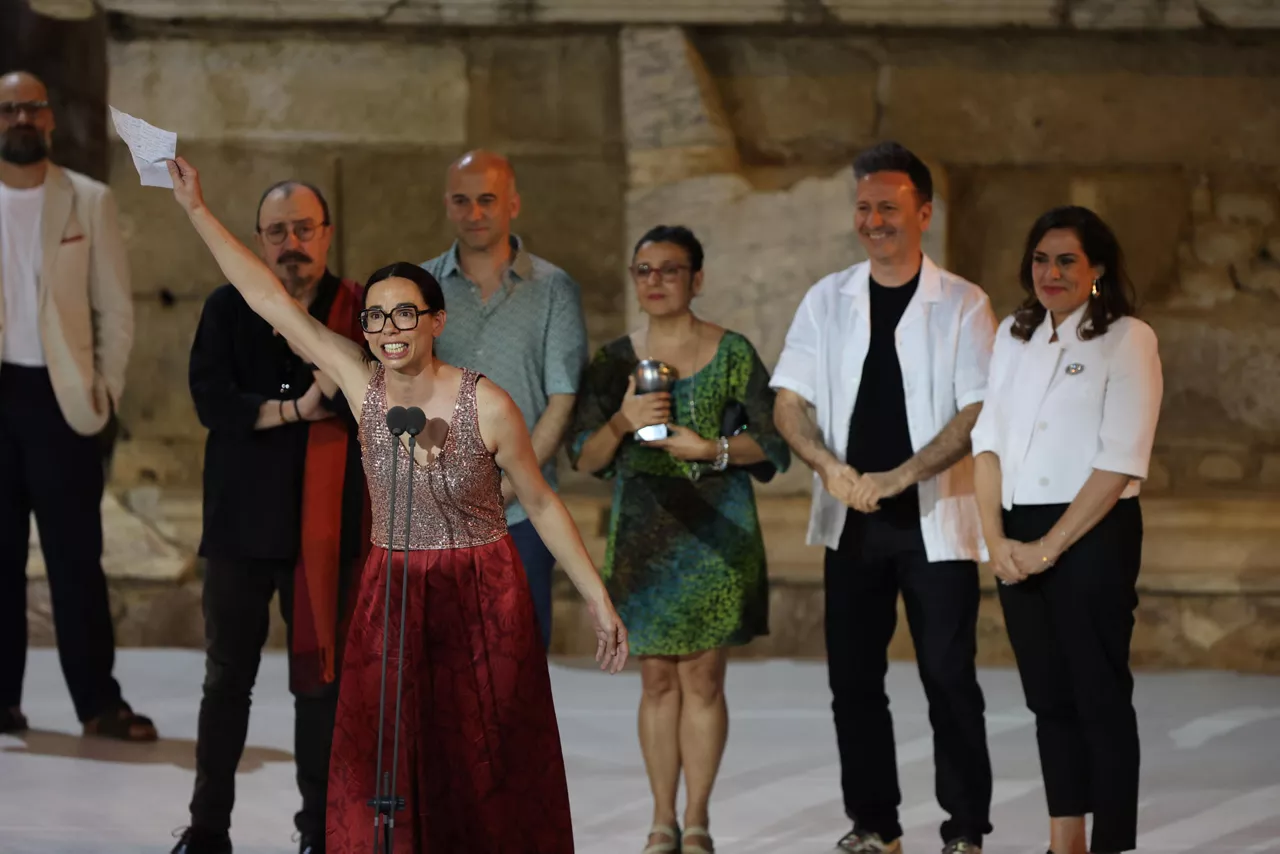 MÉRIDA, 01/06/2026.- El equipo de 'La Maestra' recibe el premio al Mejor Espectáculo para Público Infantil, Juvenil o Familiar durante la gala de los XIX Premios Max en Mérida, este lunes. El teatro clásico, la danza y las voces corales protagonizan la gala de entrega de los XIX Premios Max a las artes escénicas, unos galardones que impulsa la Sociedad General de Autores y Editores (SGAE) y que se entregan en el teatro romano de Mérida. EFE/ Jero Morales
