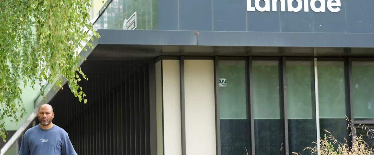 GRAFCAV9524. VITORIA, 02/07/2025.- El paro registrado en Euskadi ha bajado en 1.268 personas en junio con respecto a mayo, lo que supone un descenso del 1,21 %, hasta situarse en los 103.391 demandantes de trabajo. Según los datos del Ministerio de Trabajo y Economía Social difundidos este miércoles, respecto al mismo mes del pasado año el desempleo también ha descendido en el País Vasco, en concreto en 2.976 personas, un 2,80 % menos. Por noveno mes consecutivo, la evolución interanual ofrece un saldo negativo. En la imagen una persona sale de la oficina de Lanbide del barrio de Salbura en la capital vasca. EFE/Adrián Ruiz-Hierro
