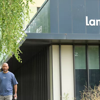 GRAFCAV9524. VITORIA, 02/07/2025.- El paro registrado en Euskadi ha bajado en 1.268 personas en junio con respecto a mayo, lo que supone un descenso del 1,21 %, hasta situarse en los 103.391 demandantes de trabajo. Según los datos del Ministerio de Trabajo y Economía Social difundidos este miércoles, respecto al mismo mes del pasado año el desempleo también ha descendido en el País Vasco, en concreto en 2.976 personas, un 2,80 % menos. Por noveno mes consecutivo, la evolución interanual ofrece un saldo negativo. En la imagen una persona sale de la oficina de Lanbide del barrio de Salbura en la capital vasca. EFE/Adrián Ruiz-Hierro
