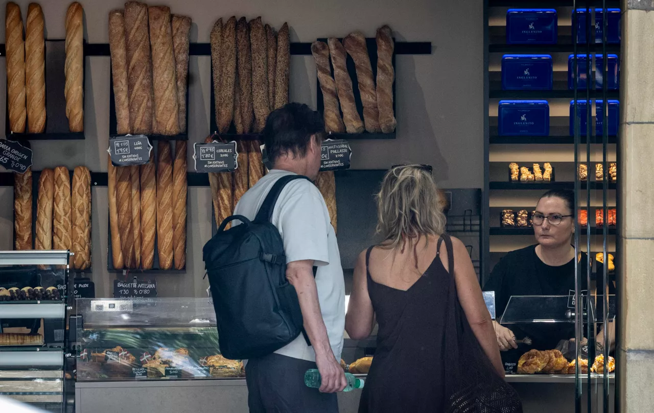 SAN SEBASTIÁN, 28/07/2026.- Una mujer atiende una panadería en San Sebastián este martes, en el que se han publicado la Encuesta de Población Activa. El mercado laboral creó en el segundo trimestre de 2026 en el País Vasco 7.800 empleos hasta un total de 1.007.600, mientras la cifra de desempleados se redujo en 12.400 y la tasa de paro bajó 1,12 puntos respecto a los últimos tres meses del año anterior hasta el 7,11 %. EFE/Javier Etxezarreta
