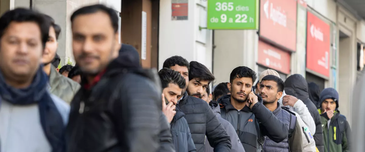 GRAFCAT7440. BARCELONA, 29/01/2026.- El proceso de regularización de inmigrantes aprobado por el Gobierno central ha provocado largas colas en el consulado de Pakistán en Barcelona, a donde numerosas personas acuden para poder disponer de los papeles previos que se requieren para inicio los trámites. EFE/Marta Pérez
