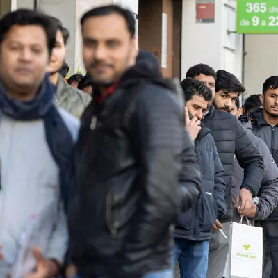 GRAFCAT7440. BARCELONA, 29/01/2026.- El proceso de regularización de inmigrantes aprobado por el Gobierno central ha provocado largas colas en el consulado de Pakistán en Barcelona, a donde numerosas personas acuden para poder disponer de los papeles previos que se requieren para inicio los trámites. EFE/Marta Pérez
