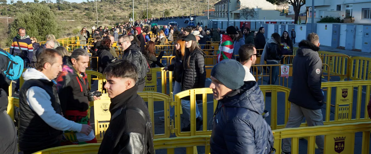PLASENCIA, 14/12/2025.- Cientos de seguidores de Robe Iniesta aguardan desde primera hora de este domingo, algunos desde la noche anterior, la apertura de puertas del Palacio de Congresos de Plasencia para participar en el homenaje al músico, fallecido el pasado miércoles, en un acto que se prolongará durante toda la jornada. Entre los asistentes se encontraban personas llegadas desde distintos puntos de España. EFE/Eduardo Palomo
