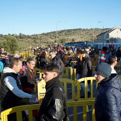 PLASENCIA, 14/12/2025.- Cientos de seguidores de Robe Iniesta aguardan desde primera hora de este domingo, algunos desde la noche anterior, la apertura de puertas del Palacio de Congresos de Plasencia para participar en el homenaje al músico, fallecido el pasado miércoles, en un acto que se prolongará durante toda la jornada. Entre los asistentes se encontraban personas llegadas desde distintos puntos de España. EFE/Eduardo Palomo
