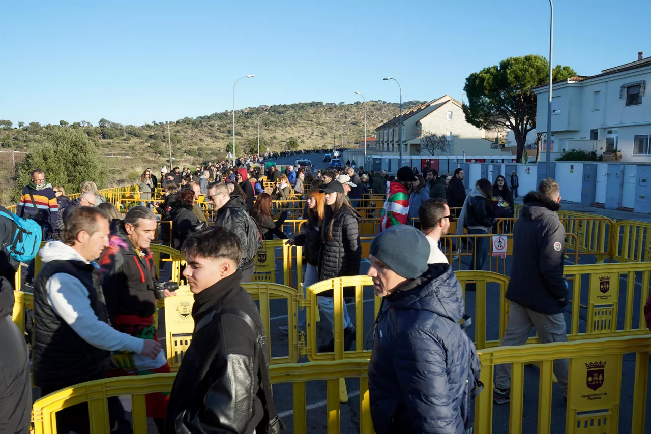 PLASENCIA, 14/12/2025.- Cientos de seguidores de Robe Iniesta aguardan desde primera hora de este domingo, algunos desde la noche anterior, la apertura de puertas del Palacio de Congresos de Plasencia para participar en el homenaje al músico, fallecido el pasado miércoles, en un acto que se prolongará durante toda la jornada. Entre los asistentes se encontraban personas llegadas desde distintos puntos de España. EFE/Eduardo Palomo
