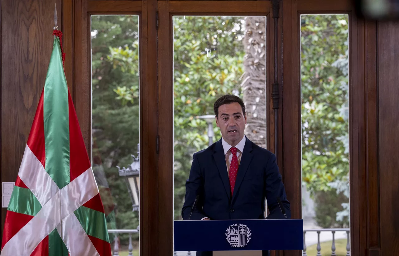 (Foto de ARCHIVO)

El lehendakari, Imanol Pradales, comparece ante los medios de comunicación tras el Consejo de Gobierno, en el Palacio de Ajuria Enea, a 30 de julio de 2024, en Vitoria-Gasteiz, Álava, País Vasco (España). Imanol Pradales ha afirmado que el presidente del Gobierno y él comparten "la misma hoja de ruta" de cumplir el Estatuto de Gernika y favorecer un nuevo pacto estatutario, tal como constataron en su reunión del pasado viernes. Pradales ha comparecido hoy para realizar una valoración de la ronda de encuentros que comenzó con los partidos políticos el 11 de julio y, tras reunirse con agentes sociales, sindicatos y patronal, concluyó el pasado día 26 con el presidente del Gobierno de España, Pedro Sánchez.



Iñaki Berasaluce / Europa Press

30 JULIO 2024;VITORIA GASTEIZ;PRADALES;RUEDA DE PRENSA

30/7/2024