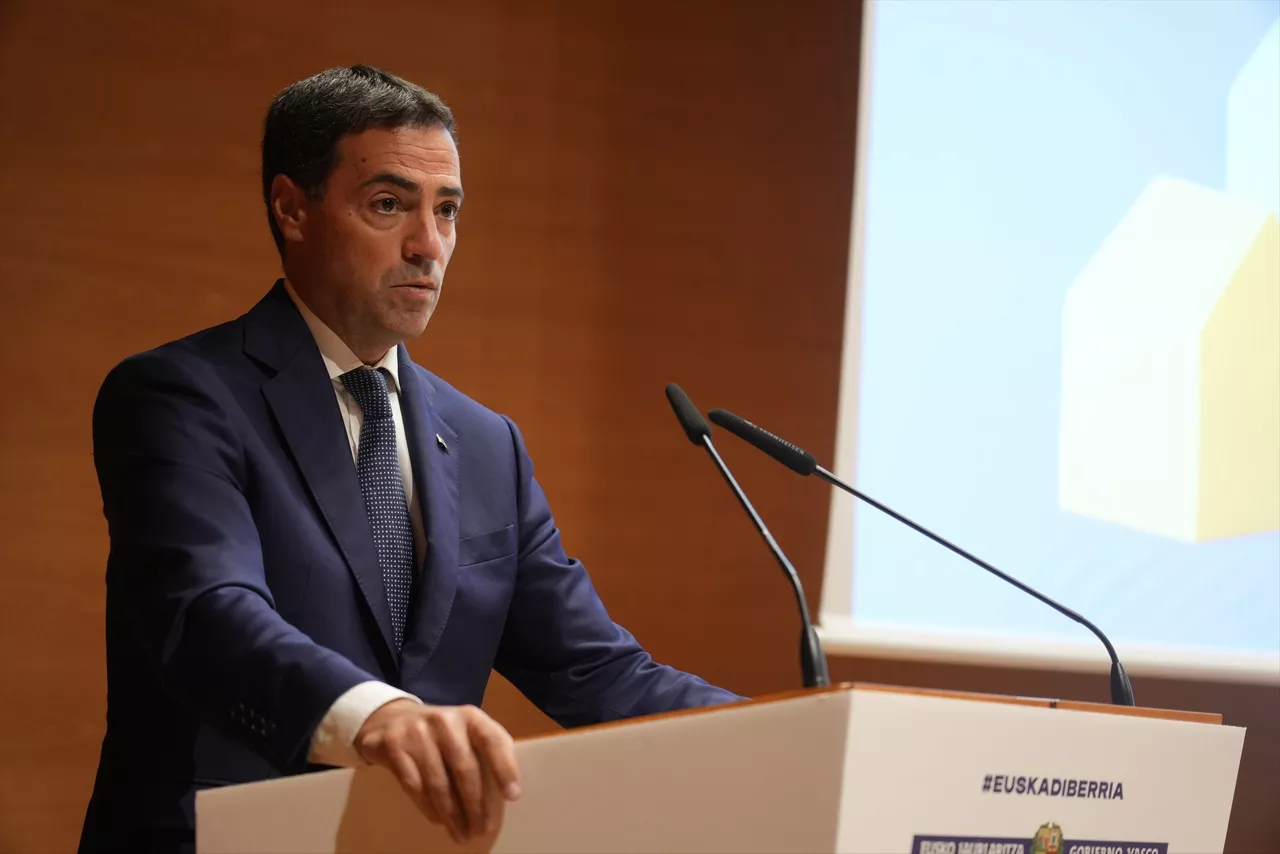 (Foto de ARCHIVO)

El Lehendakari, Imanol Pradales, durante la presentación del Fondo Social de Vivienda, en el Palacio Euskaduna, a 21 de septiembre de 2026, en Bilbao, Vizcaya, País Vasco (España). Este fondo financiero busca articular la colaboración público-privada en la comunidad autónoma con el objetivo estratégico de impulsar la edificación y disponibilidad de unas 10.000 viviendas protegidas en régimen de alquiler asequible.



H.Bilbao / Europa Press

21/9/2026