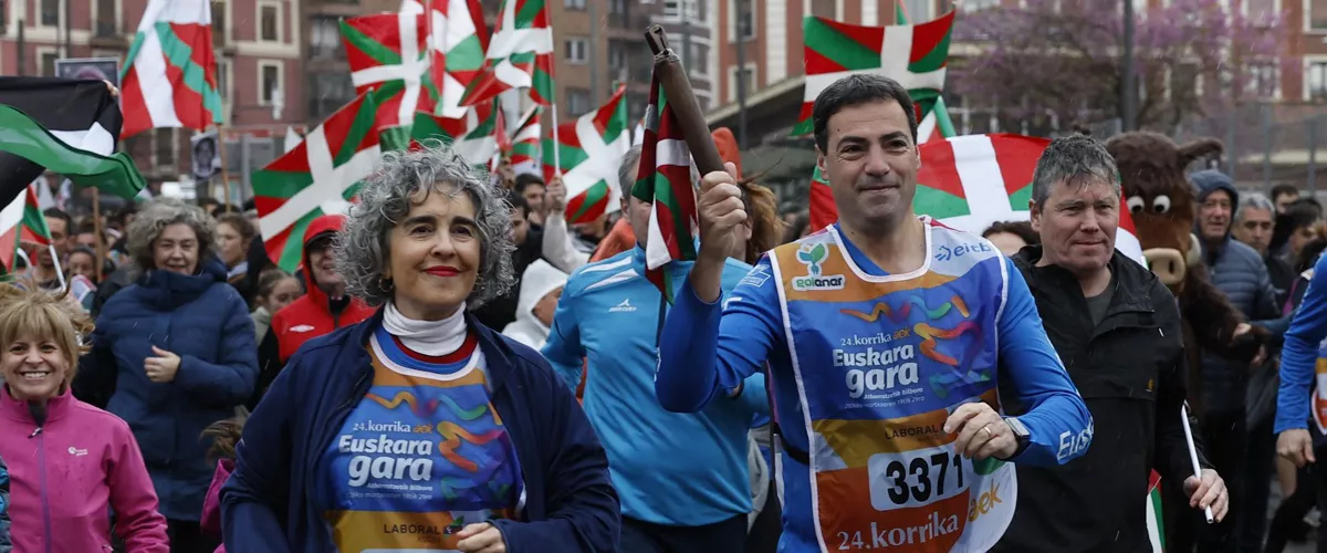 BILBAO, 29/03/2026.- El lehendakari Imanol Pradales (d), acompañado de la vicelehendakari Ibone Bengoetxea (i), entre otras autoridades, ha recogido este domingo el testigo de la Korrika 2026, que los últimos kilómetros en Bilbao y que ha estado marcada por la polémica, tras la exhibición de imágenes de presos de ETA o el "veto" de la organizadora AEK al sindicato CCOO. EFE/ Miguel Toña
