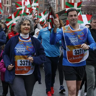 BILBAO, 29/03/2026.- El lehendakari Imanol Pradales (d), acompañado de la vicelehendakari Ibone Bengoetxea (i), entre otras autoridades, ha recogido este domingo el testigo de la Korrika 2026, que los últimos kilómetros en Bilbao y que ha estado marcada por la polémica, tras la exhibición de imágenes de presos de ETA o el "veto" de la organizadora AEK al sindicato CCOO. EFE/ Miguel Toña
