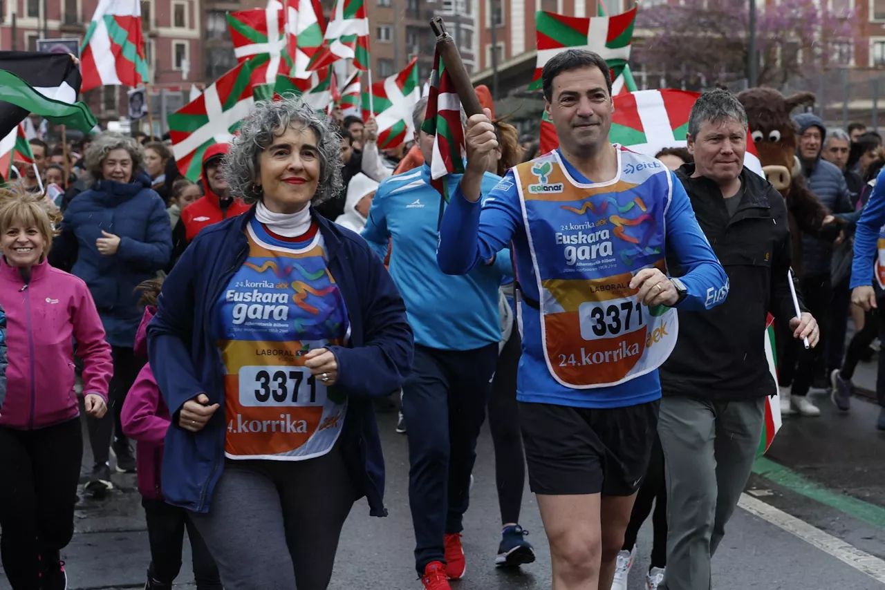BILBAO, 29/03/2026.- El lehendakari Imanol Pradales (d), acompañado de la vicelehendakari Ibone Bengoetxea (i), entre otras autoridades, ha recogido este domingo el testigo de la Korrika 2026, que los últimos kilómetros en Bilbao y que ha estado marcada por la polémica, tras la exhibición de imágenes de presos de ETA o el "veto" de la organizadora AEK al sindicato CCOO. EFE/ Miguel Toña
