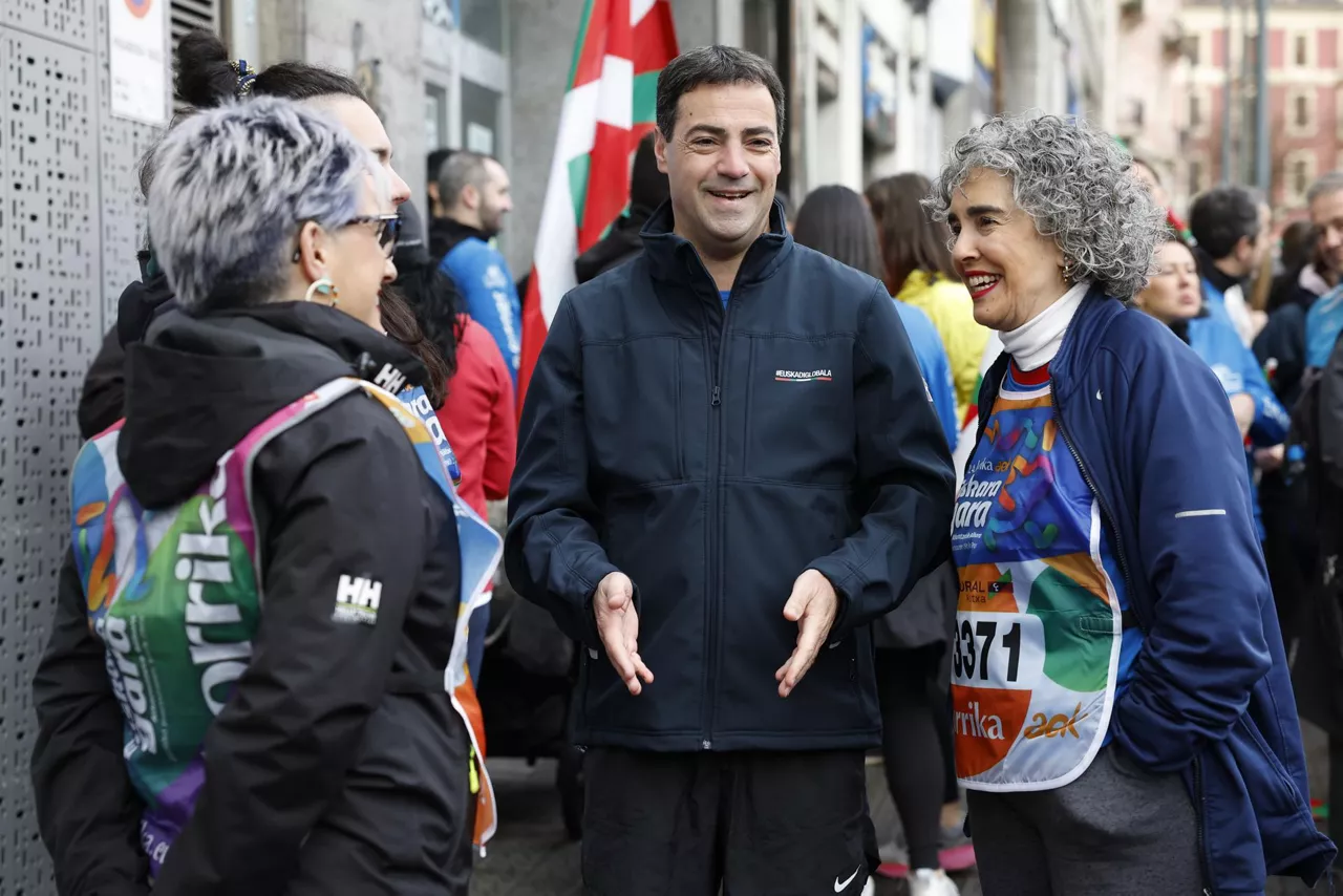 BILBAO, 29/03/2026.- El lehendakari Imanol Pradales (c), acompañado de la vicelehendakari Ibone Bengoetxea (d), entre otras autoridades, ha recogido este domingo el testigo de la Korrika 2026, que los últimos kilómetros en Bilbao y que ha estado marcada por la polémica, tras la exhibición de imágenes de presos de ETA o el "veto" de la organizadora AEK al sindicato CCOO. EFE/ Miguel Toña
