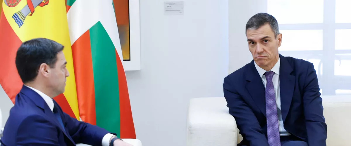 MADRID, 27/03/2026.- El presidente del Gobierno, Pedro Sánchez (d), y el lehendakari, Imanol Pradales (i), durante la tercera reunión de la Comisión Bilateral de Cooperación Estado-Euskadi, en la que se tratan asuntos como las medidas para paliar las consecuencias de la guerra de Irán, la huelga de médicos y las transferencias pendientes, este viernes en Moncloa. EFE/ Chema Moya
