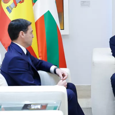 MADRID, 27/03/2026.- El presidente del Gobierno, Pedro Sánchez (d), y el lehendakari, Imanol Pradales (i), durante la tercera reunión de la Comisión Bilateral de Cooperación Estado-Euskadi, en la que se tratan asuntos como las medidas para paliar las consecuencias de la guerra de Irán, la huelga de médicos y las transferencias pendientes, este viernes en Moncloa. EFE/ Chema Moya
