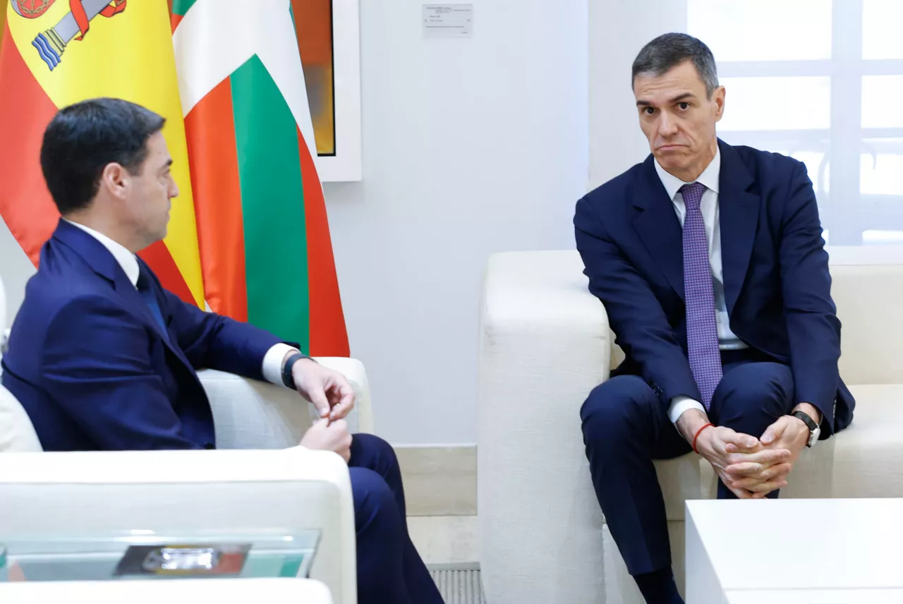 MADRID, 27/03/2026.- El presidente del Gobierno, Pedro Sánchez (d), y el lehendakari, Imanol Pradales (i), durante la tercera reunión de la Comisión Bilateral de Cooperación Estado-Euskadi, en la que se tratan asuntos como las medidas para paliar las consecuencias de la guerra de Irán, la huelga de médicos y las transferencias pendientes, este viernes en Moncloa. EFE/ Chema Moya
