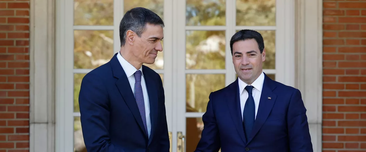 MADRID, 27/03/2026.- El presidente del Gobierno, Pedro Sánchez (i) recibe al lehendakari, Imanol Pradales (d), con quien se mantiene este viernes en el Palacio de la Moncloa, la tercera reunión de la Comisión Bilateral de Cooperación Estado-Euskadi, en la que se tratan asuntos como las medidas para paliar las consecuencias de la guerra de Irán, la huelga de médicos y las transferencias pendientes. EFE/ Chema Moya
