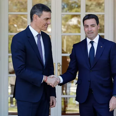 MADRID, 27/03/2026.- El presidente del Gobierno, Pedro Sánchez (i) recibe al lehendakari, Imanol Pradales (d), con quien se mantiene este viernes en el Palacio de la Moncloa, la tercera reunión de la Comisión Bilateral de Cooperación Estado-Euskadi, en la que se tratan asuntos como las medidas para paliar las consecuencias de la guerra de Irán, la huelga de médicos y las transferencias pendientes. EFE/ Chema Moya
