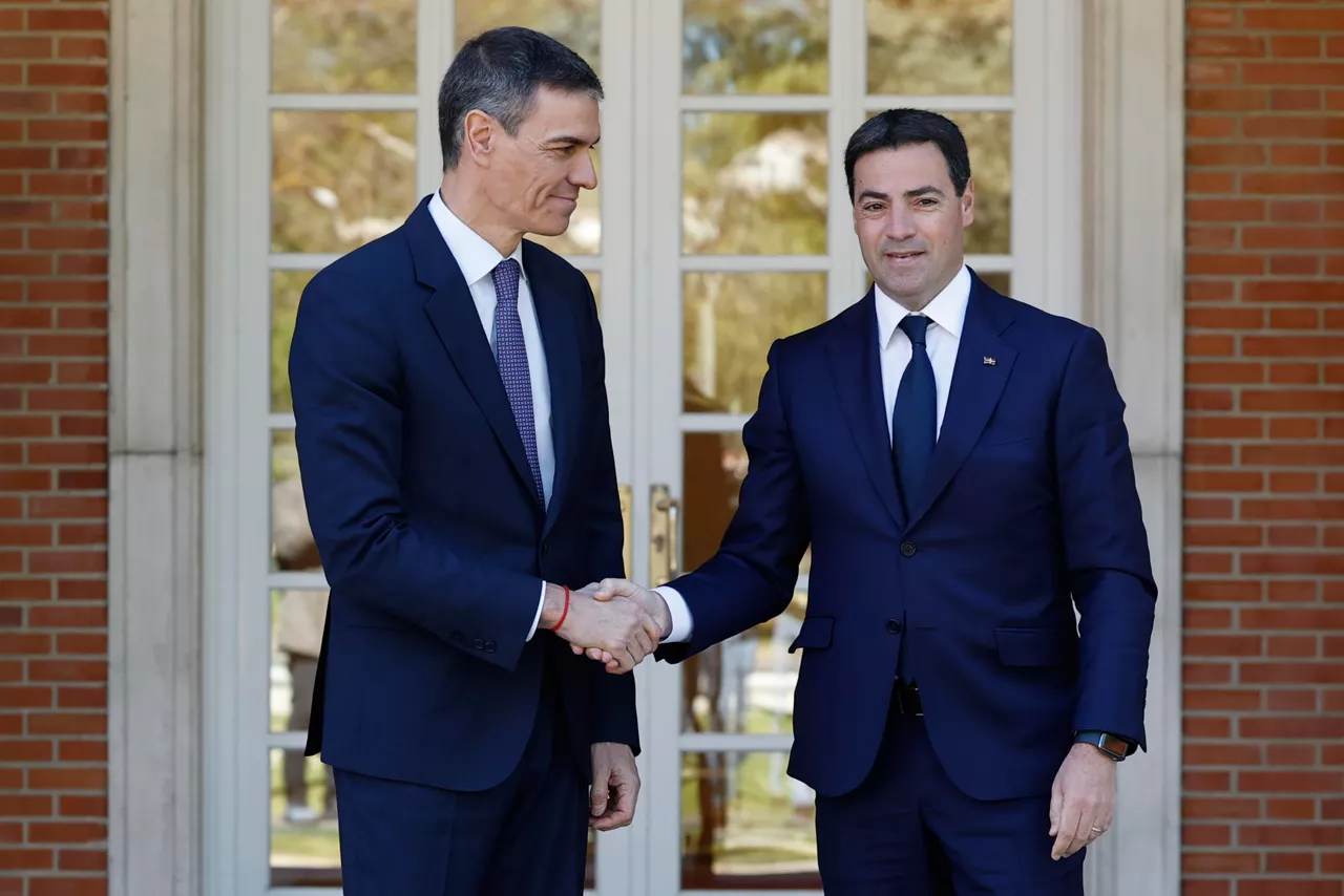 MADRID, 27/03/2026.- El presidente del Gobierno, Pedro Sánchez (i) recibe al lehendakari, Imanol Pradales (d), con quien se mantiene este viernes en el Palacio de la Moncloa, la tercera reunión de la Comisión Bilateral de Cooperación Estado-Euskadi, en la que se tratan asuntos como las medidas para paliar las consecuencias de la guerra de Irán, la huelga de médicos y las transferencias pendientes. EFE/ Chema Moya
