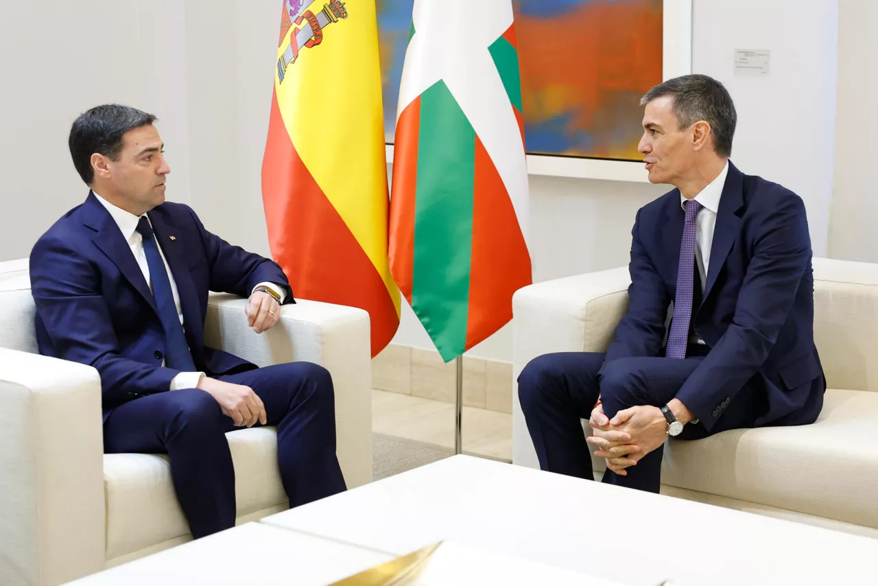 MADRID, 27/03/2026.- El presidente del Gobierno, Pedro Sánchez (d), y el lehendakari, Imanol Pradales (i), durante la tercera reunión de la Comisión Bilateral de Cooperación Estado-Euskadi, en la que se tratan asuntos como las medidas para paliar las consecuencias de la guerra de Irán, la huelga de médicos y las transferencias pendientes, este viernes en Moncloa. EFE/ Chema Moya
