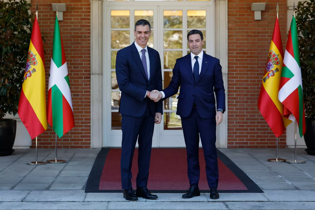 MADRID, 27/03/2026.- El presidente del Gobierno, Pedro Sánchez (i) recibe al lehendakari, Imanol Pradales, con quien se reúne este viernes en el Palacio de la Moncloa, en la tercera reunión de la Comisión Bilateral de Cooperación Estado-Euskadi, en la que se tratan asuntos como las medidas para paliar las consecuencias de la guerra de Irán, la huelga de médicos y las transferencias pendientes. EFE/ Chema Moya

