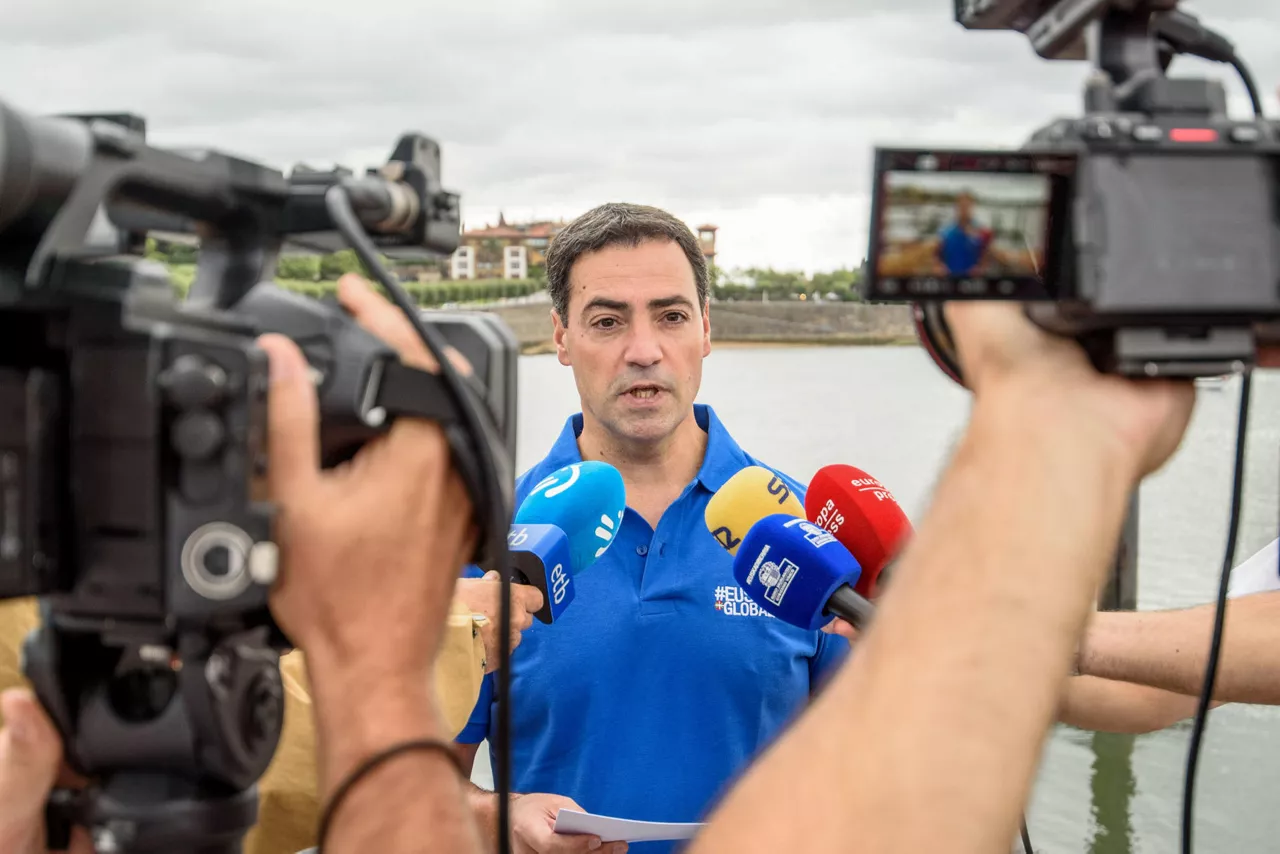 GETXO (ESPAÑA), 26/07/2026.- El lehendakari Imanol Pradales hace declaraciones a los medios con motivo de la XLVIII Bandera de Getxo- XXII Homenaje al lehendakari Agirre, este domingo en Getxo (Bizkaia). EFE/Javier Zorrilla
