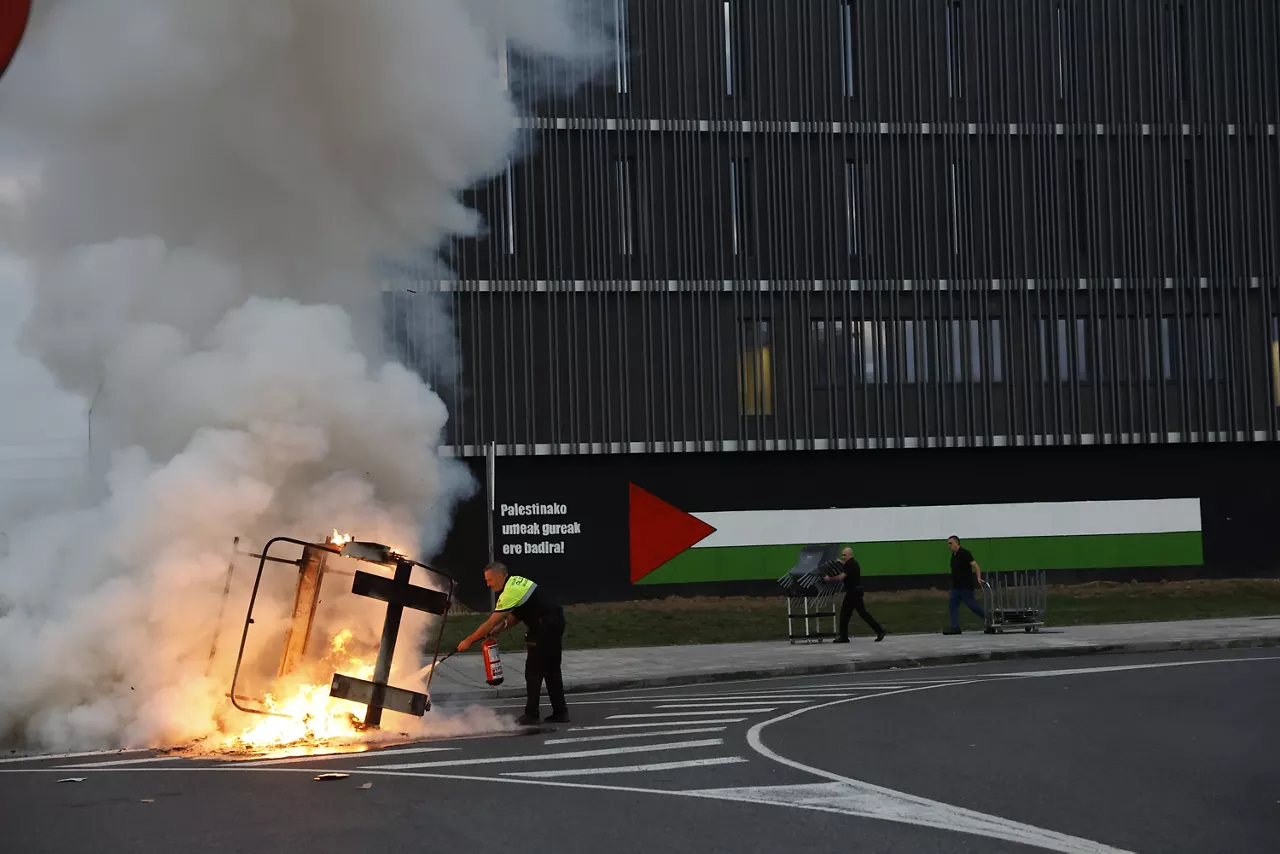 LEIOA (IZKAIA), 15/10/2025.- Incidentes con cruce y quema de contenedores en el campus de Leioa de la UPV/EHU con motivo de la jornada d ehuelga por Palestina. EFE/ Miguel Toña
