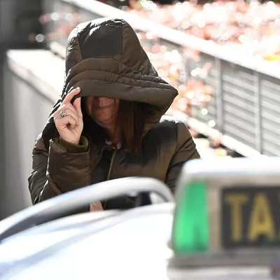 MADRID (ESPAÑA), 13/12/2025.- La exmilitante socialista Leire Díez a su salida del aparcamiento de la Audiencia Nacional donde este sábado el juez Antonio Piña la ha interrogado junto al expresidente de la SEPI Vicente Fernández y al socio del ex secretario de Organización del PSOE Santos Cerdán en la empresa Servinabar, Antxon Alonso, detenidos el pasado miércoles por la UCO por delitos de prevaricación, malversación, tráfico de influencias y organización criminal. EFE/ Fernando Villar
