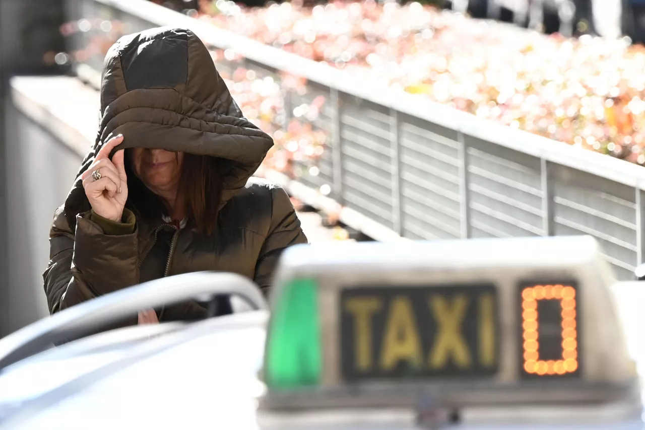 MADRID (ESPAÑA), 13/12/2025.- La exmilitante socialista Leire Díez a su salida del aparcamiento de la Audiencia Nacional donde este sábado el juez Antonio Piña la ha interrogado junto al expresidente de la SEPI Vicente Fernández y al socio del ex secretario de Organización del PSOE Santos Cerdán en la empresa Servinabar, Antxon Alonso, detenidos el pasado miércoles por la UCO por delitos de prevaricación, malversación, tráfico de influencias y organización criminal. EFE/ Fernando Villar
