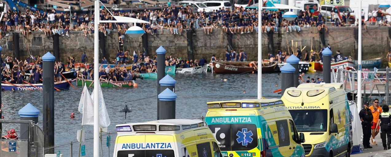 Fallece un joven de 20 años al caer de una valla en el Antzar Eguna de Lekeitio, que queda suspendido