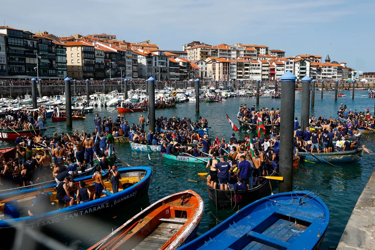 LEKEITIO (BIZKAIA), 05/09/2026.-Un total de 112 cuadrillas tomarán parte en Lekeitio en el tradicional desafío de los gansos, una de las fiestas más populares de Euskadi, que se prevé multitudinaria al coincidir con la jornada festiva del sábado-EFE/ Miguel Toña
