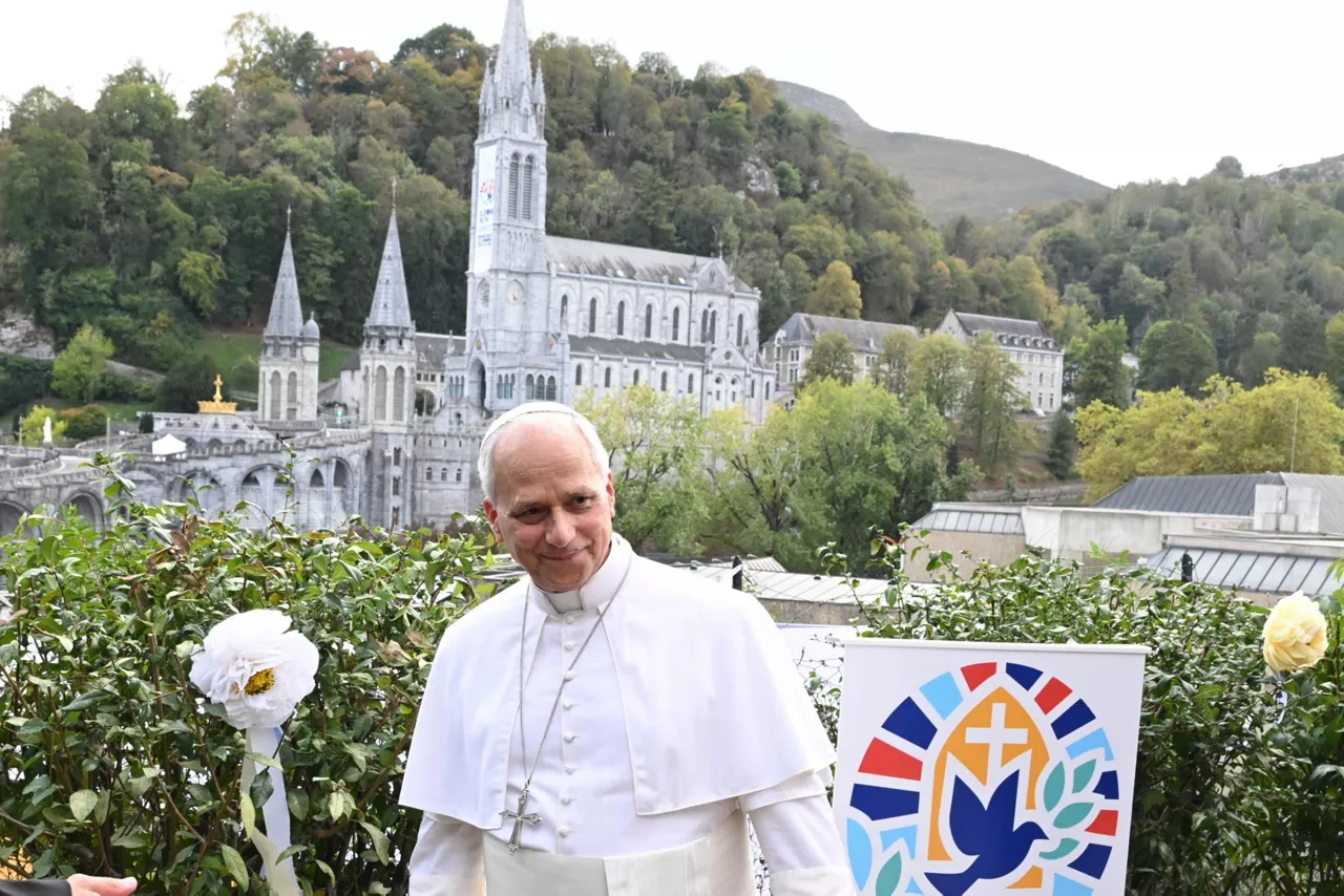 FRANCE (France), 27/09/2026.- Pope Leo XIV attends a private meeting with the Contemplative Religious Women at the Carmel Monastery of Lourdes, in Lourdes, France, 27 September 2026. The Pontiff's apostolic journey to France runs from 25 to 28 September under the motto 'So That the World May Have Life.' (Papa, Francia) EFE/EPA/MAURIZIO BRAMBATTI / POOL
