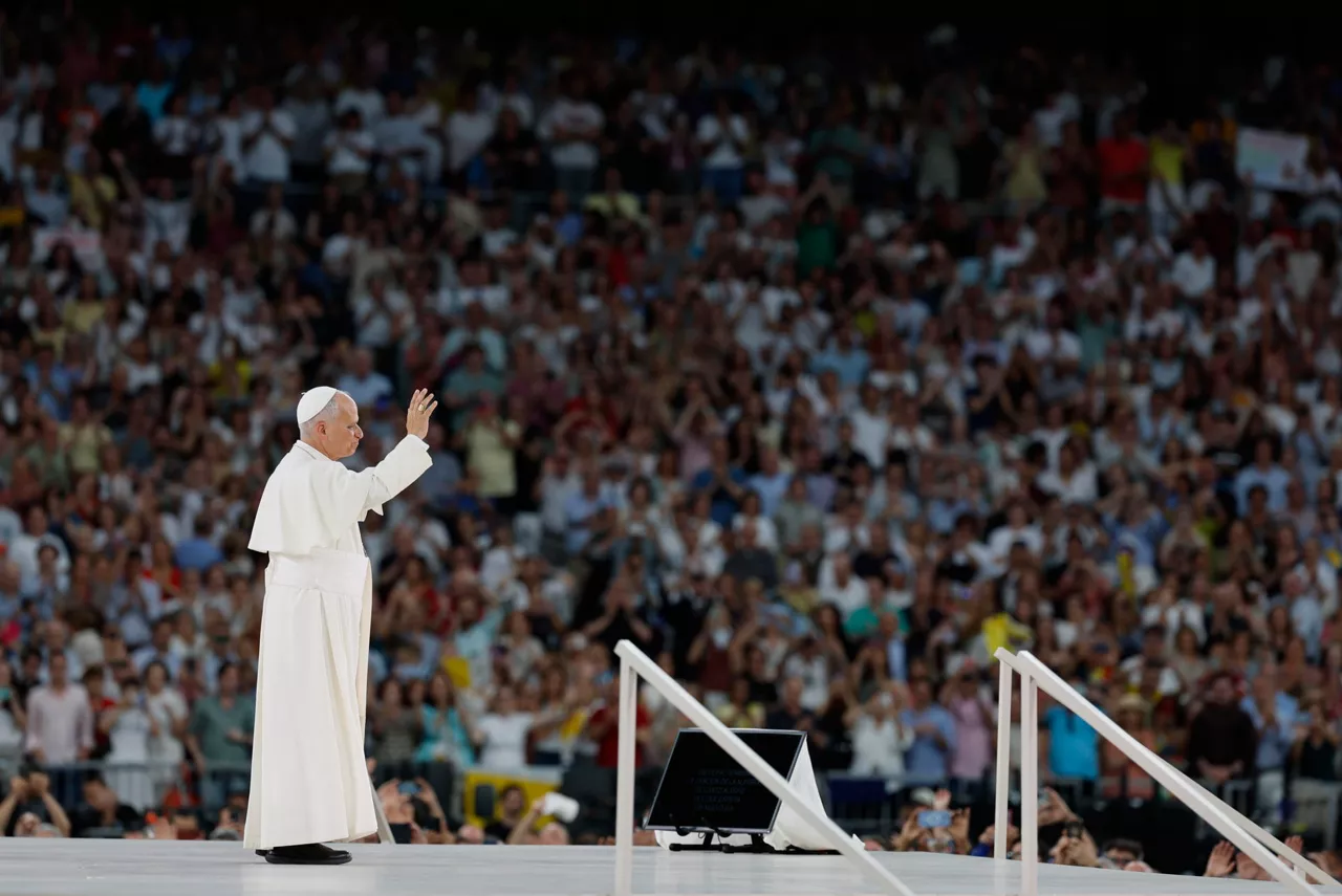 MADRID, 08/06/2026.- El papa León XIV bendice a los fieles en el encuentro con la comunidad diocesana que protagoniza este lunes en el estadio Santiago Bernabéu, en Madrid. EFE/ Ballesteros
