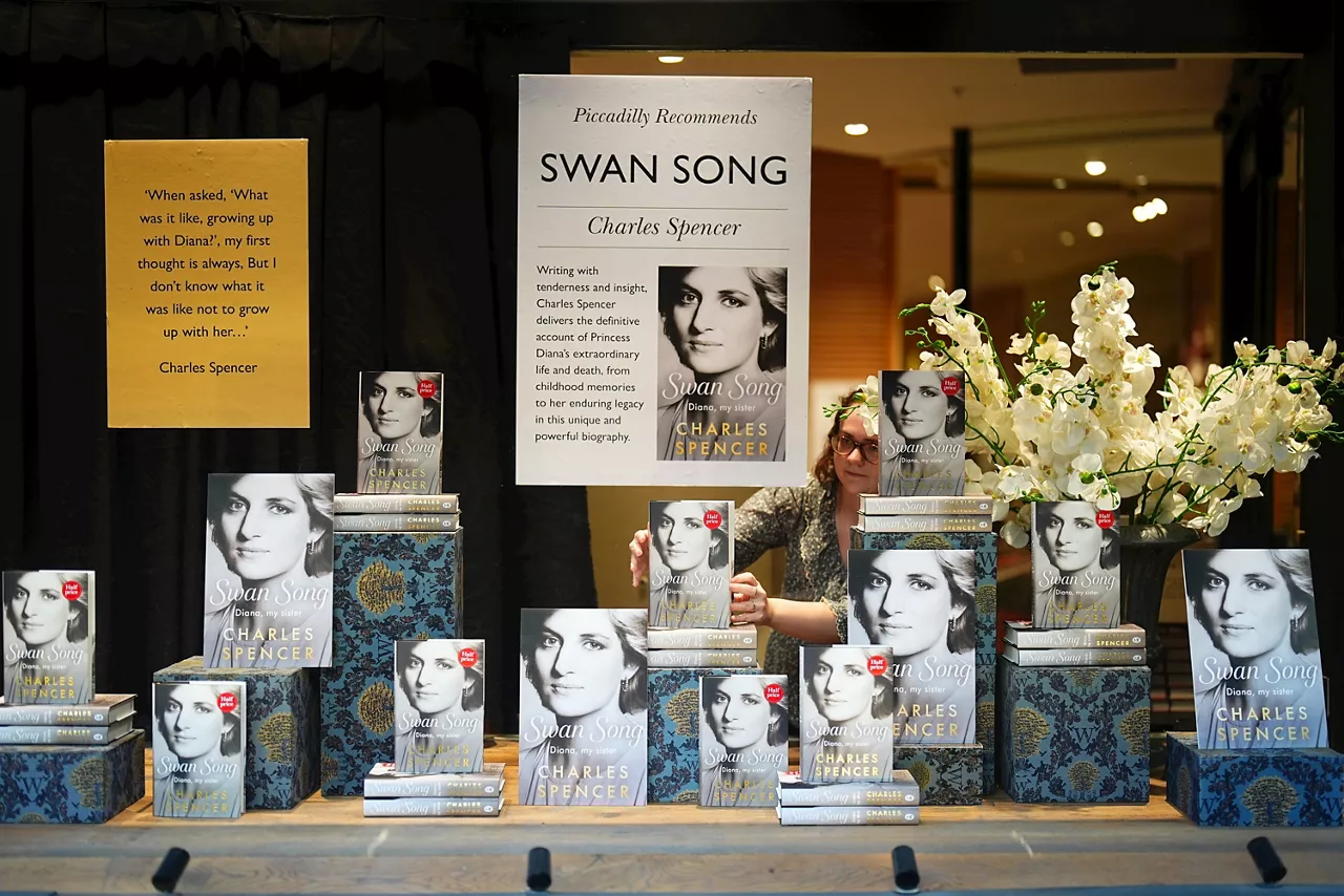 22 September 2026, United Kingdom, London: Copies of Earl Spencer's book "Swan Song: Diana, My Sister" are displayed at Waterstones Piccadilly in London as the book goes on sale to the public for the first time. The book, written by Charles Spencer, tells the story of the life and death of his sister, Diana, Princess of Wales, and is described as containing "many revelations that will draw considerable attention". It is published ahead of the 30th anniversary of the princess's death next year. Photo: Aaron Chown/PA Wire/dpa



22/9/2026 ONLY FOR USE IN SPAIN