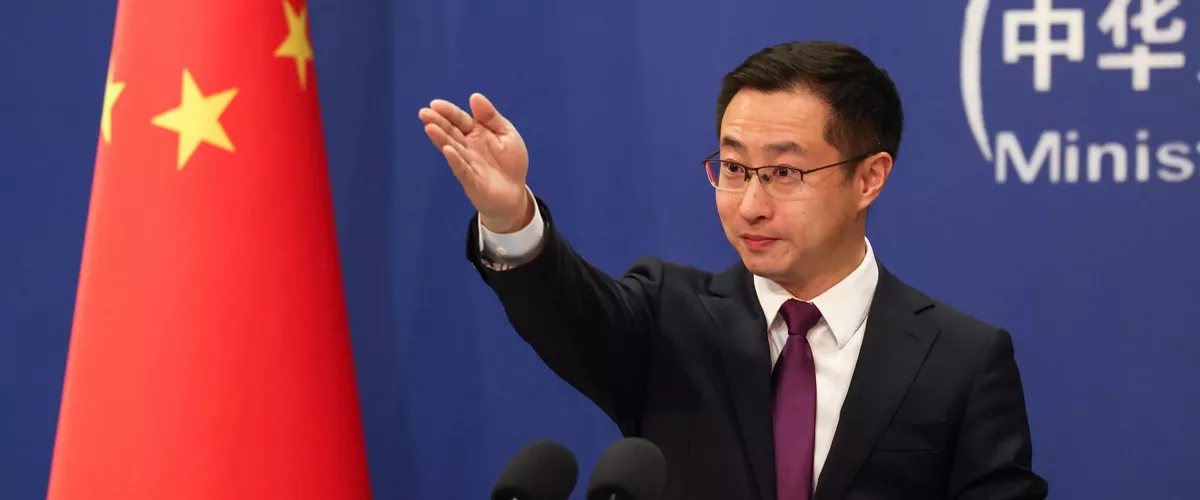 BEIJING (China), 05/01/2026.- China's Foreign Ministry spokesperson Lin Jian gestures during a press conference at the Ministry of Foreign Affairs in Beijing, China, 05 January 2026. China reiterated Beijing's stance ‌on the US military action against Venezuela, called on the United States to immediately release Venezuelan President Nicolas Maduro. Ministry spokesperson Lin Jian noted that China is ready to work with the international community to uphold the UN Charter, safeguard the bottom line of international morality, and defend international fairness and justice. (Estados Unidos) EFE/EPA/WU HAO

