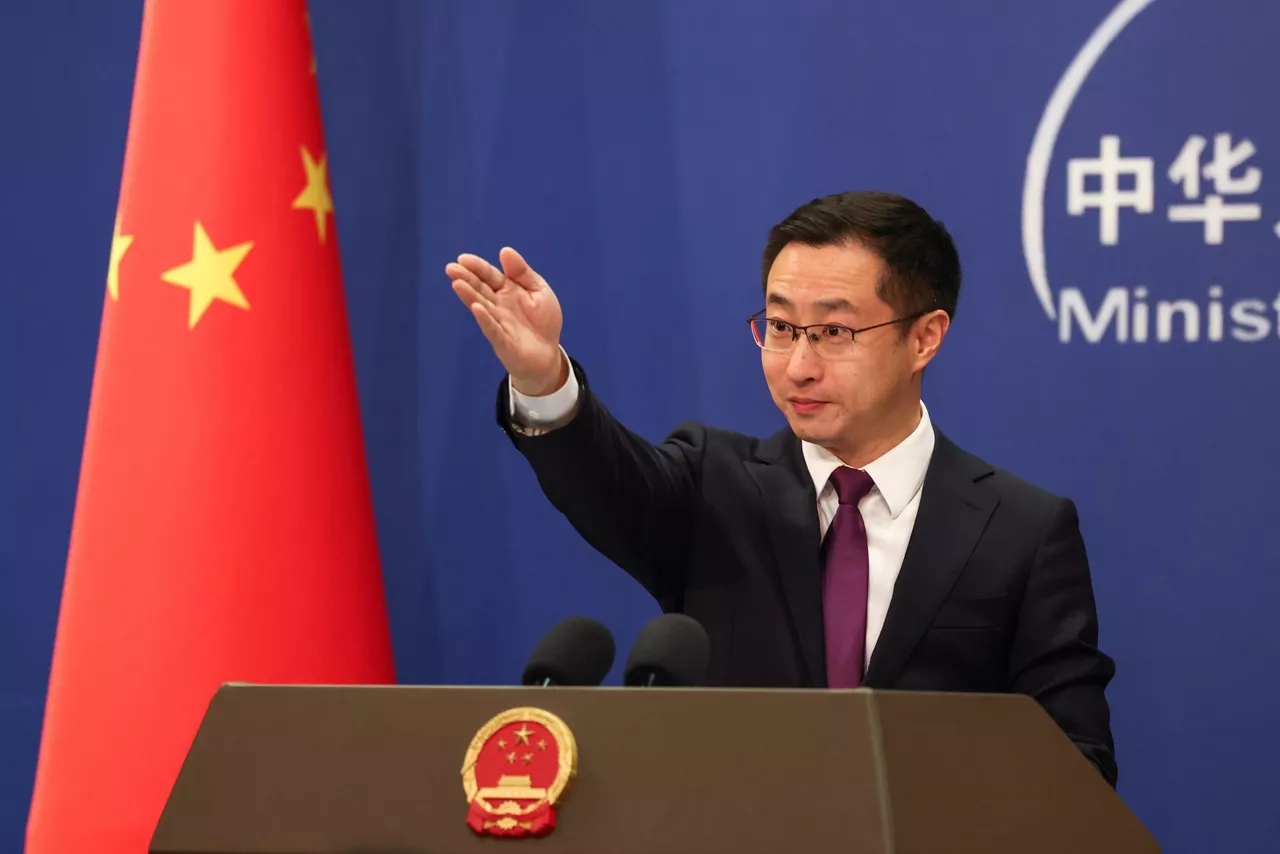 BEIJING (China), 05/01/2026.- China's Foreign Ministry spokesperson Lin Jian gestures during a press conference at the Ministry of Foreign Affairs in Beijing, China, 05 January 2026. China reiterated Beijing's stance ‌on the US military action against Venezuela, called on the United States to immediately release Venezuelan President Nicolas Maduro. Ministry spokesperson Lin Jian noted that China is ready to work with the international community to uphold the UN Charter, safeguard the bottom line of international morality, and defend international fairness and justice. (Estados Unidos) EFE/EPA/WU HAO
