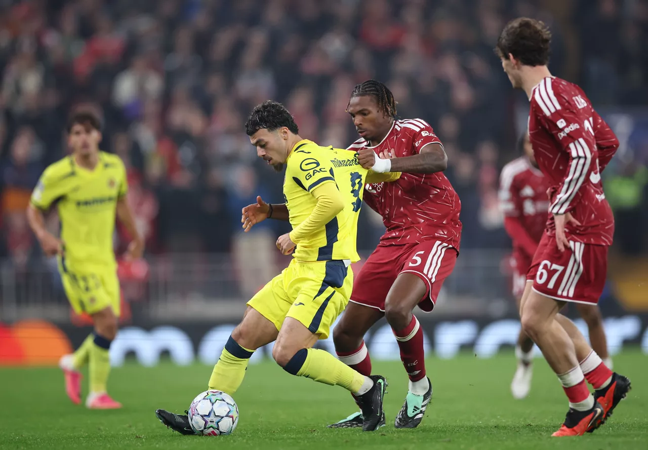 LIVERPOOL (United Kingdom), 20/10/2026.- Georges Mikautadze of Villarreal (L) in action against Jeremy Jacquet of Liverpool (R) during the UEFA Champions League league phase match Liverpool FC against Villarreal CF, in Liverpool, Britain, 20 October 2026. (Liga de Campeones, Reino Unido) EFE/EPA/ADAM VAUGHAN
