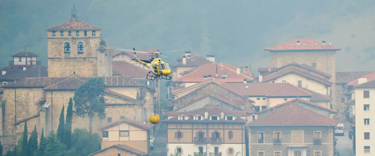 VITORIA, 14/08/2026.- Los bomberos han logrado perimetrar el incendio forestal reavivado este jueves en el concejo de Llanteno (municipio de Ayala, Álava), que ha obligado a desalojar cuatro caseríos, y han estabilizado el flanco oeste, el más próximo a Artziniega. Fuentes de la Diputación de Álava han explicado que los equipos de extinción trabajan ahora en estabilizar el flanco este del incendio, el más cercano al municipio de Amurrio. EFE/ Adrián Ruiz Hierro
