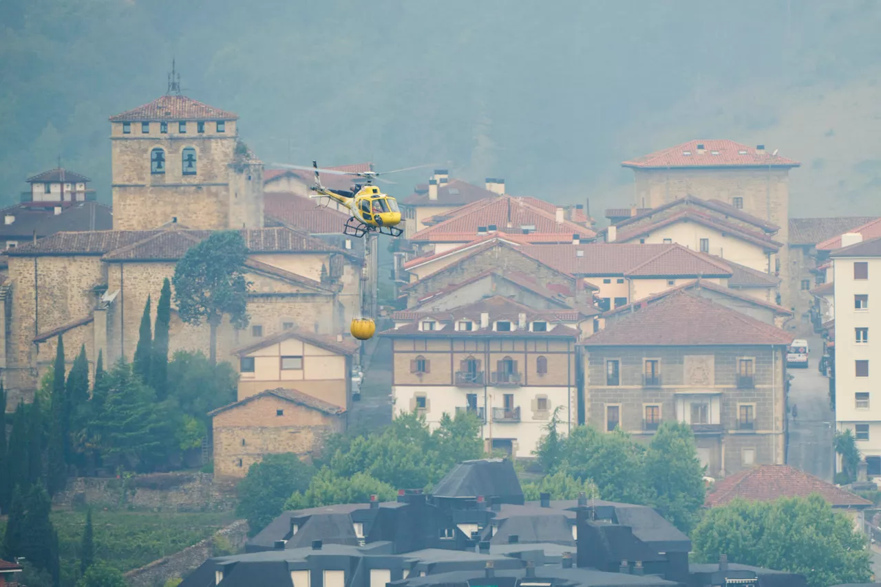VITORIA, 14/08/2026.- Los bomberos han logrado perimetrar el incendio forestal reavivado este jueves en el concejo de Llanteno (municipio de Ayala, Álava), que ha obligado a desalojar cuatro caseríos, y han estabilizado el flanco oeste, el más próximo a Artziniega. Fuentes de la Diputación de Álava han explicado que los equipos de extinción trabajan ahora en estabilizar el flanco este del incendio, el más cercano al municipio de Amurrio. EFE/ Adrián Ruiz Hierro
