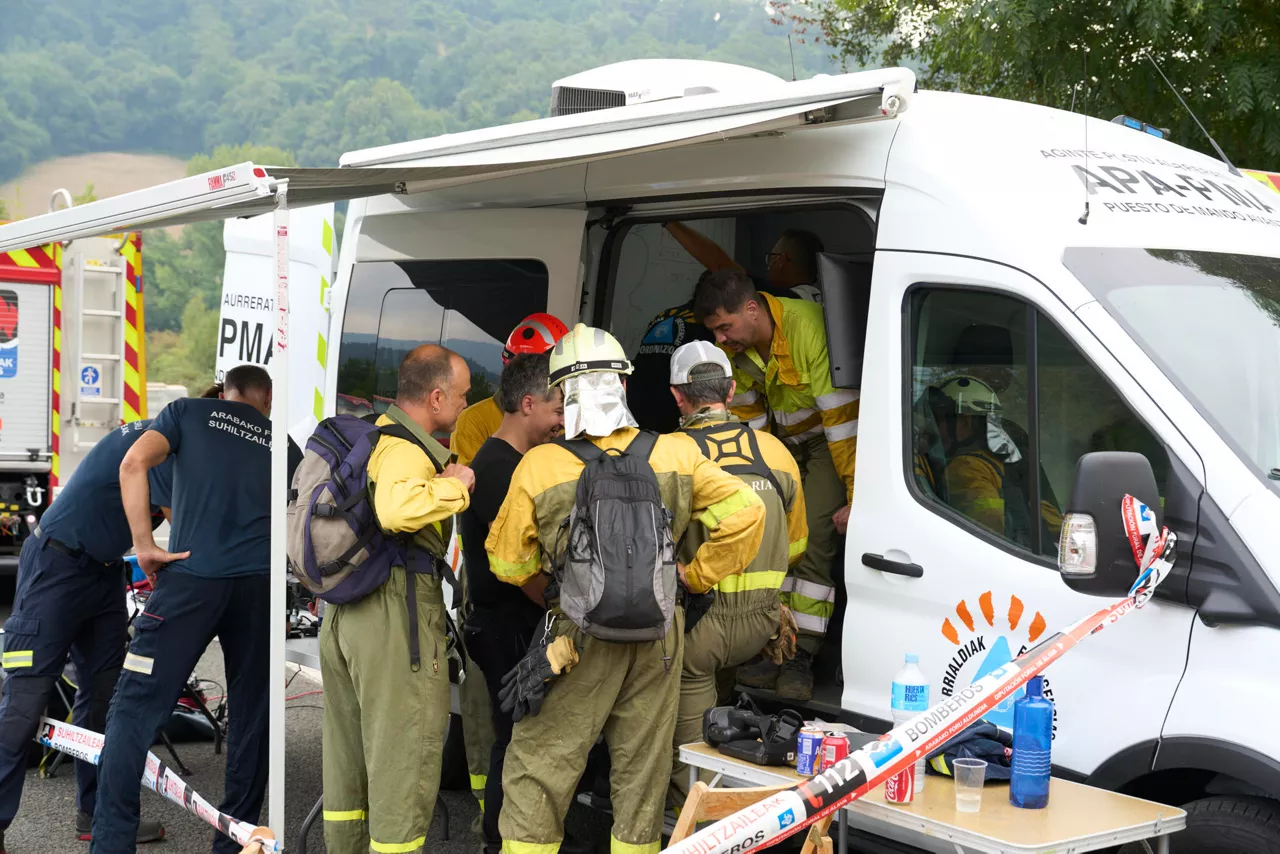 VITORIA, 14/08/2026.- Los bomberos han logrado perimetrar el incendio forestal reavivado este jueves en el concejo de Llanteno (municipio de Ayala, Álava), que ha obligado a desalojar cuatro caseríos, y han estabilizado el flanco oeste, el más próximo a Artziniega. Fuentes de la Diputación de Álava han explicado que los equipos de extinción trabajan ahora en estabilizar el flanco este del incendio, el más cercano al municipio de Amurrio. EFE/ Adrián Ruiz Hierro
