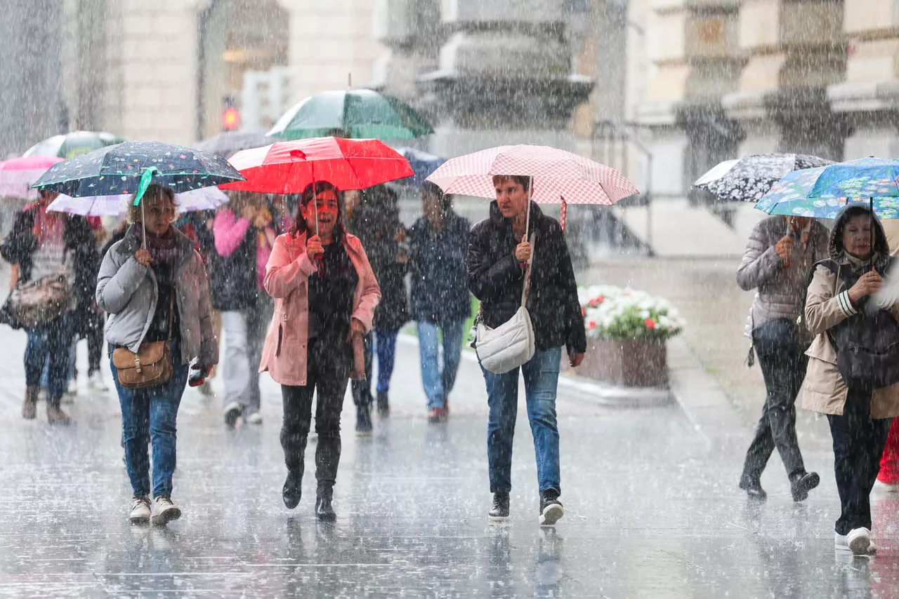 GRAFCAV9826. BILBAO, 22/10/2024.- Personas se protegen de la lluvia con paraguas este martes en Bilbao, donde hay un cambio de tiempo por las diferentes borrascas que llegan del cantábrico EFE/Luis Tejido
