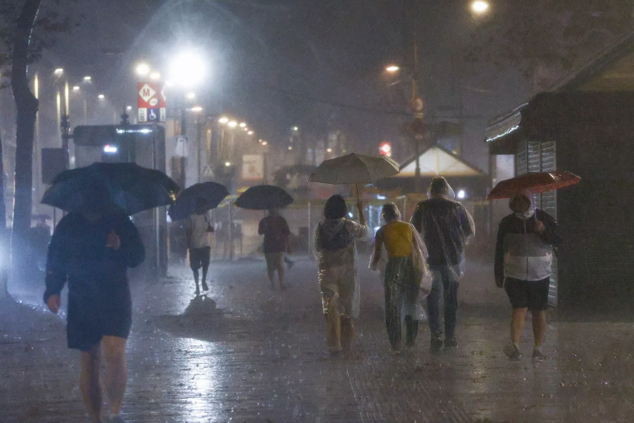 BARCELONA, 03/10/2026.- Aspecto de las calles del centro de Barcelona, afectado por intensas lluvias, hoy sábado, cuando la Generalitat de Cataluña ha pedido a los ciudadanos que "se queden en casa" para "no exponerse" a los efectos del minihuracán mediterráneo que se está formando en el mar frente a la costa catalana y que tocará tierra, previsiblemente, a primera hora de la noche, con lluvias que pueden acumular más de 200 litros por metro cuadrado en menos de seis horas. EFE / Quique García.
