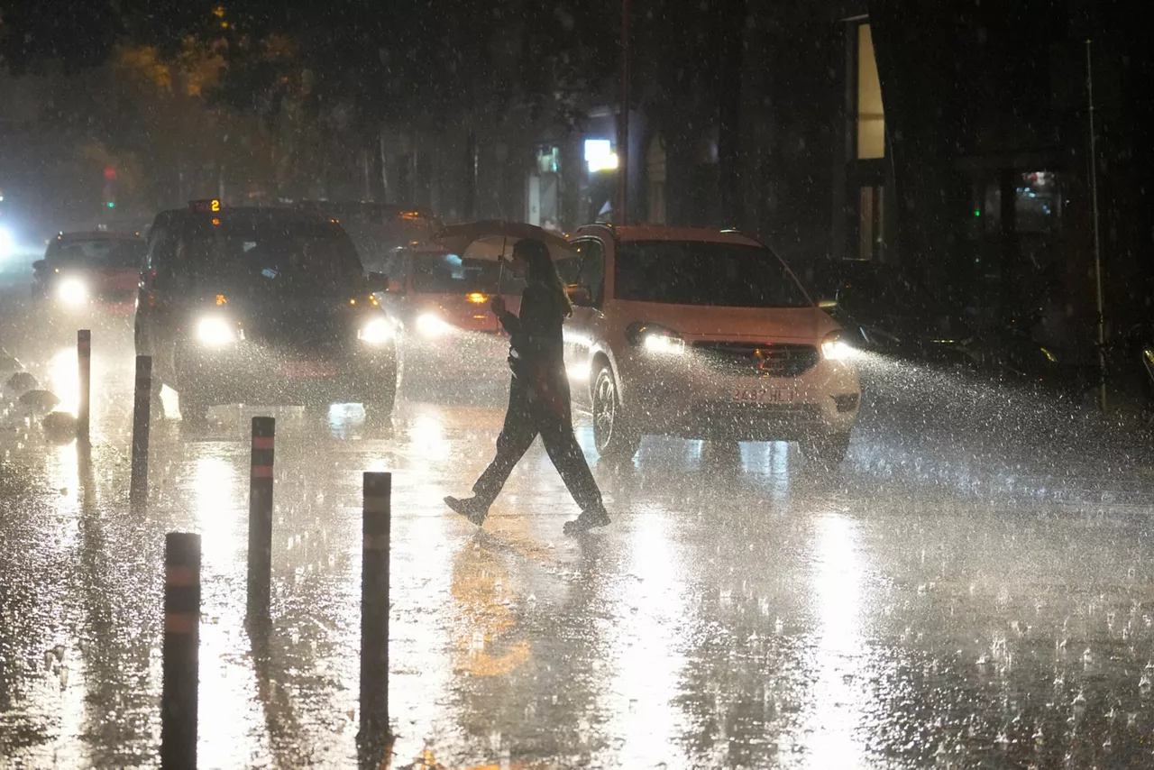 BARCELONA, 03/10/2026.- Hoy sábado que Cataluña afrontará entre la tarde de este sábado y el mediodía del domingo un huracán mediterráneo, con acumulación de lluvia de más de doscientos litros por metro cuadrado en seis horas y fuertes vientos, con tornados y mangas marinas, han informado en rueda de prensa Protección Civil y el Servicio Meteorológico de Cataluña (Meteocat). EFE/Alejandro García

