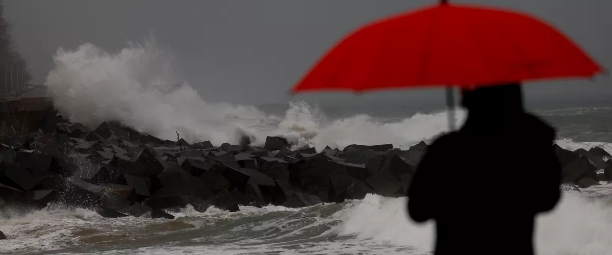 GRAFCAV7361. SAN SEBASTIÁN (ESPAÑA), 03/12/2025.- Los cielos en el País Vasco se presentan este miércoles nubosos con chubascos, especialmente en el litoral, donde podrán ser tormentosos, la cota de nieve subirá desde los 1.000 hasta los 1.200 metros, las temperaturas descenderán y el viento soplará del oeste, con rachas fuertes en zonas expuestas. El estado de la mar, en el Cantábrico hasta las veinte millas, será de marejada a fuerte marejada, la mar de fondo del noroeste levantará olas en torno a 3 o 3,5 metros de altura y el viento soplará del oeste, fuerza 4 a 5. EFE/Juan Herrero.
