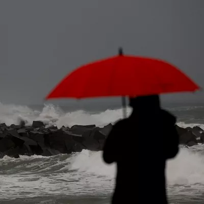 GRAFCAV7361. SAN SEBASTIÁN (ESPAÑA), 03/12/2025.- Los cielos en el País Vasco se presentan este miércoles nubosos con chubascos, especialmente en el litoral, donde podrán ser tormentosos, la cota de nieve subirá desde los 1.000 hasta los 1.200 metros, las temperaturas descenderán y el viento soplará del oeste, con rachas fuertes en zonas expuestas. El estado de la mar, en el Cantábrico hasta las veinte millas, será de marejada a fuerte marejada, la mar de fondo del noroeste levantará olas en torno a 3 o 3,5 metros de altura y el viento soplará del oeste, fuerza 4 a 5. EFE/Juan Herrero.
