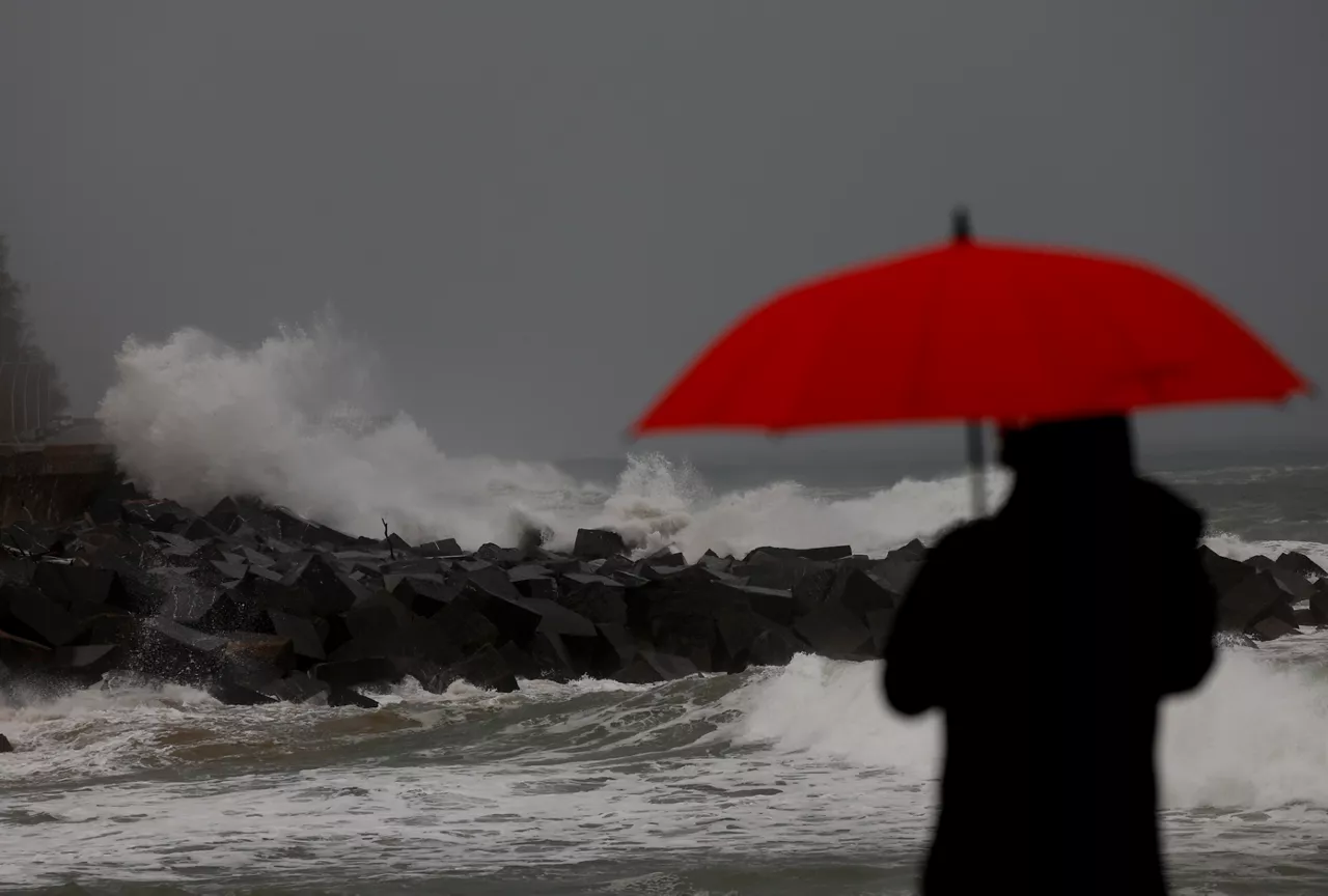 GRAFCAV7361. SAN SEBASTIÁN (ESPAÑA), 03/12/2025.- Los cielos en el País Vasco se presentan este miércoles nubosos con chubascos, especialmente en el litoral, donde podrán ser tormentosos, la cota de nieve subirá desde los 1.000 hasta los 1.200 metros, las temperaturas descenderán y el viento soplará del oeste, con rachas fuertes en zonas expuestas. El estado de la mar, en el Cantábrico hasta las veinte millas, será de marejada a fuerte marejada, la mar de fondo del noroeste levantará olas en torno a 3 o 3,5 metros de altura y el viento soplará del oeste, fuerza 4 a 5. EFE/Juan Herrero.
