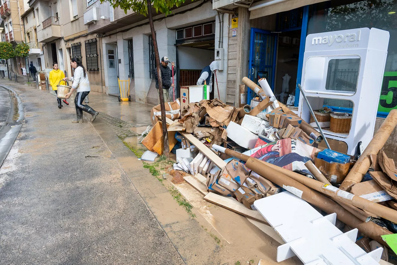 HUETOR TAJAR (GRANADA), 06/02/2026.- Vecinos achican agua en Huétor Tájar (Granada), uno de los municipios andaluces especialmente afectados por la borrasca Leonardo. El presidente de la Junta de Andalucía, Juanma Moreno, ha afirmado este viernes que es posible que sea necesario ampliar el perímetro de evacuación tras el desalojo de la población de Grazalema (Cádiz) debido a los efectos del temporal, aunque la situación la determinarán los geólogos. EFE/ Miguel Ángel Molina
