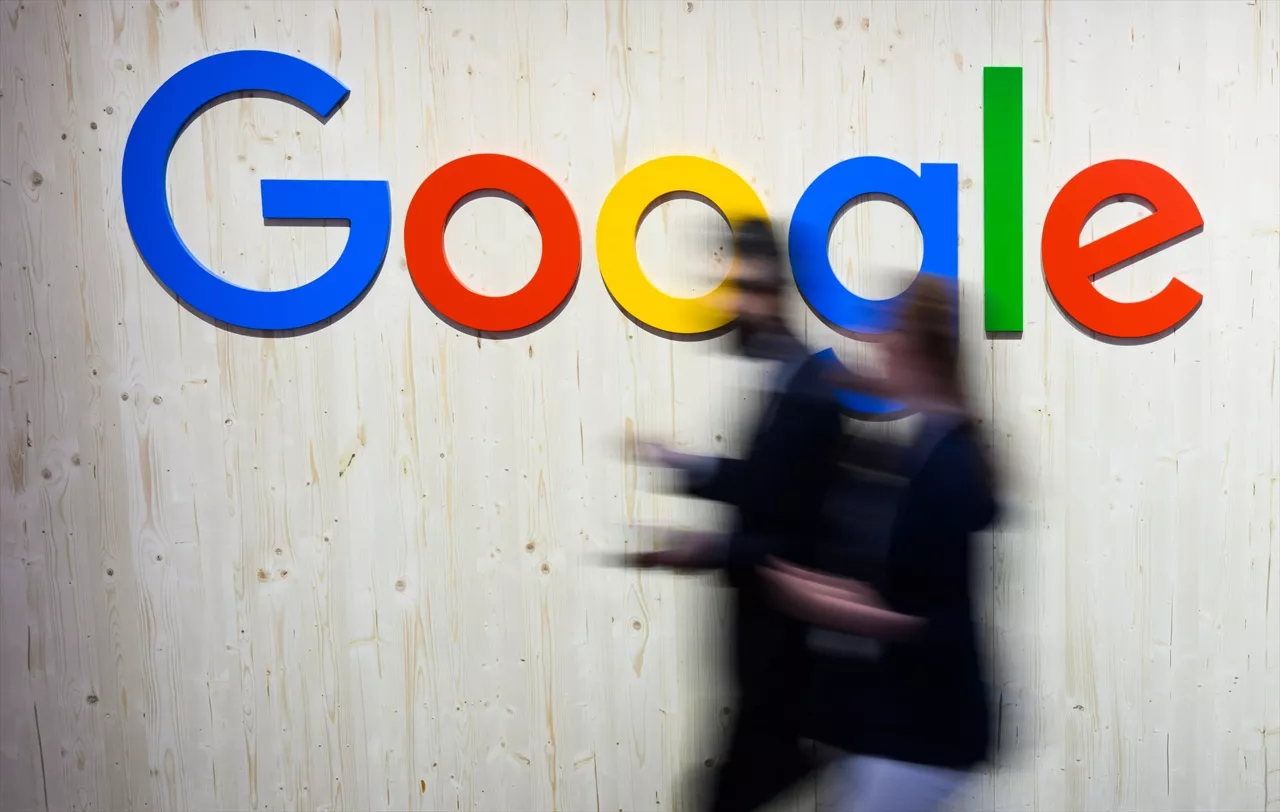 (Foto de ARCHIVO)

25 April 2024, Hanover: A visitor walks past a Google stand at the Hannover techonlogy fair. Photo: Julian Stratenschulte/dpa



25/4/2024 ONLY FOR USE IN SPAIN