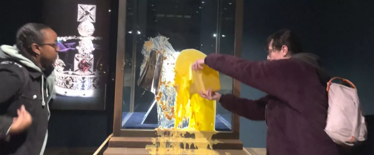 Cuatro activistas detenidas por arrojar comida contra las joyas de la Torre de Londres